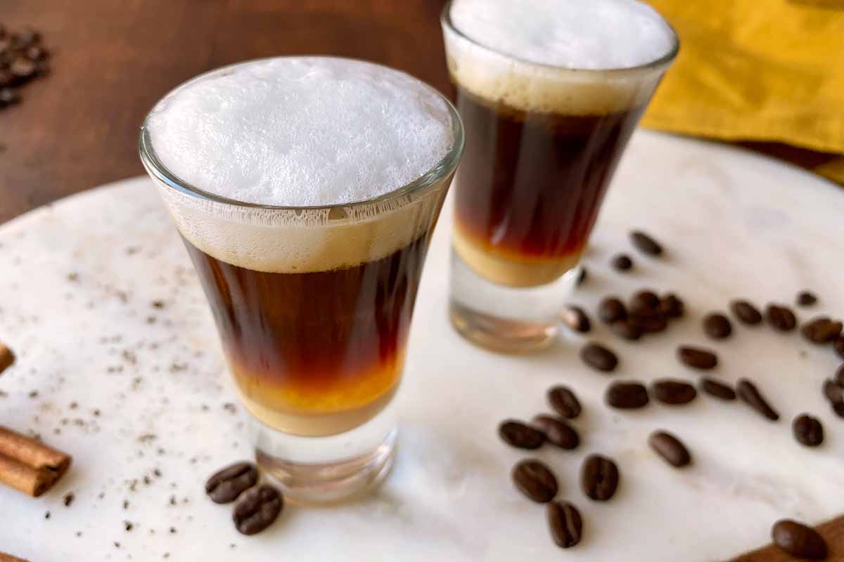 Horizontal image of preparing the layers of a small Tenerife coffee beverage.