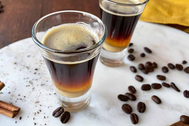 Horizontal image of preparing the layers of a small Tenerife coffee beverage.